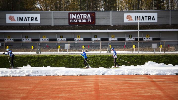 Kuva ampumaradasta ja hiihtäjistä