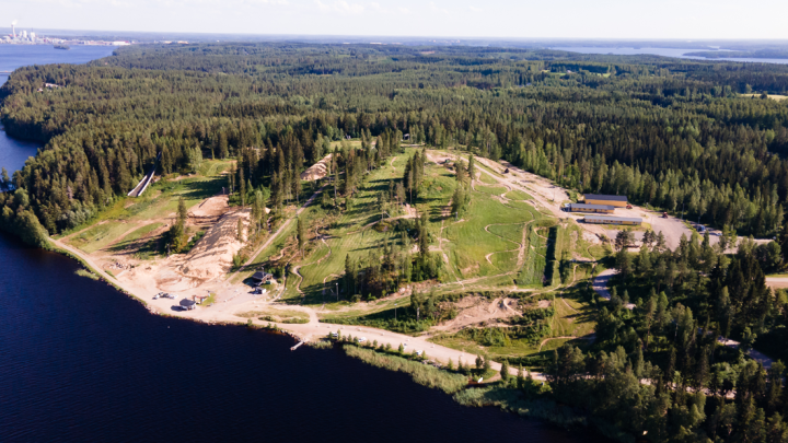 Ilmakuva kesäisestä Saimaa Bikeparkista.