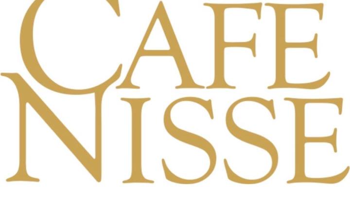 Valkoisella pohjalla kultainen teksti jossa lukee Cafe Nisse