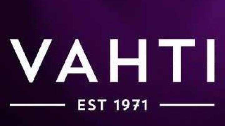 Violetilla taustalla valkoinen teksti Vahti est 1971