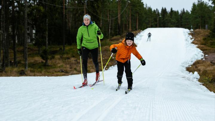 hiihtäjät ensilumenladulla