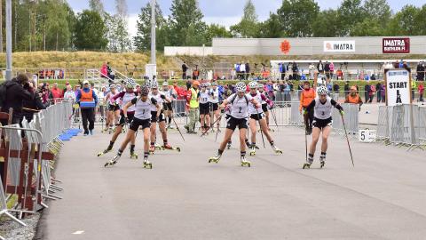 Rullahiihtäjiä Imatran Ukonniemen stadionilla