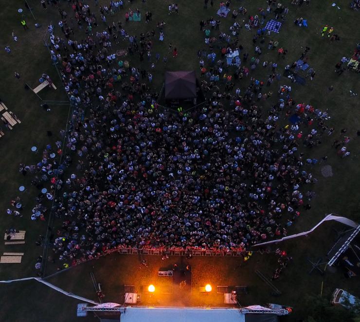 Kuva Virran puisto, kuva yleisöstä suoraan esiintymislavan yläpuolelta, festivaalit, konsertti, tapahtuma.