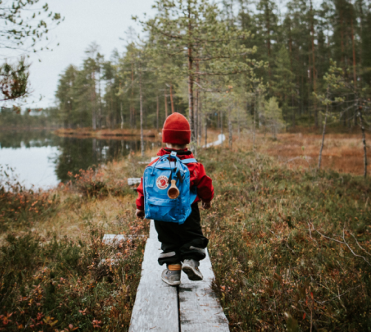 lapsi ulkoilemassa