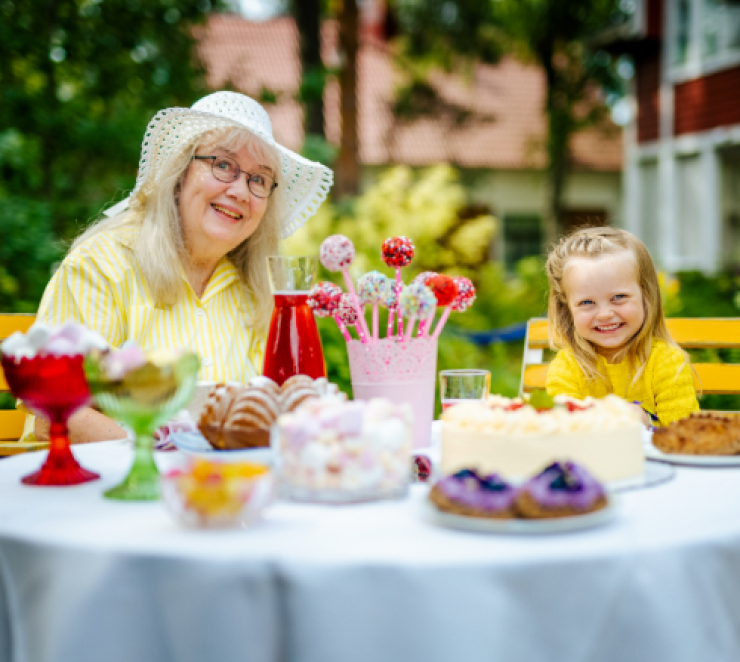 herkkupöydässä lapsi ja mummo