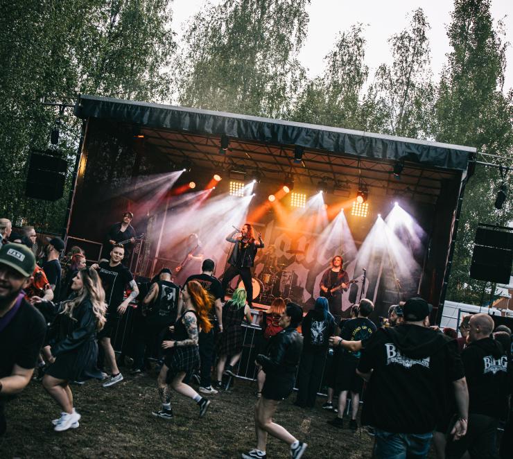 Ulkoilmalavalla bändi soittamassa
